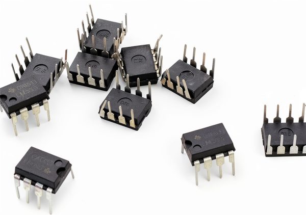 LM393N Comparator UNNIC 10pcs DIP-8 Low Voltage, 36V, 0.4mA Supply-0